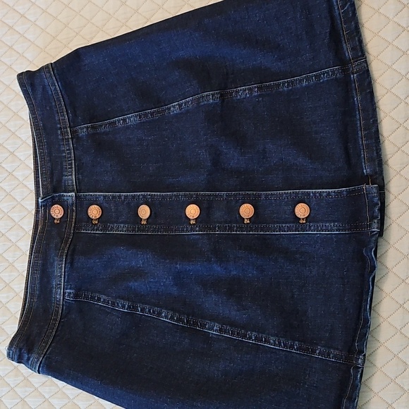 Madewell Dresses & Skirts - Madewell Jean skirt Button Size 8